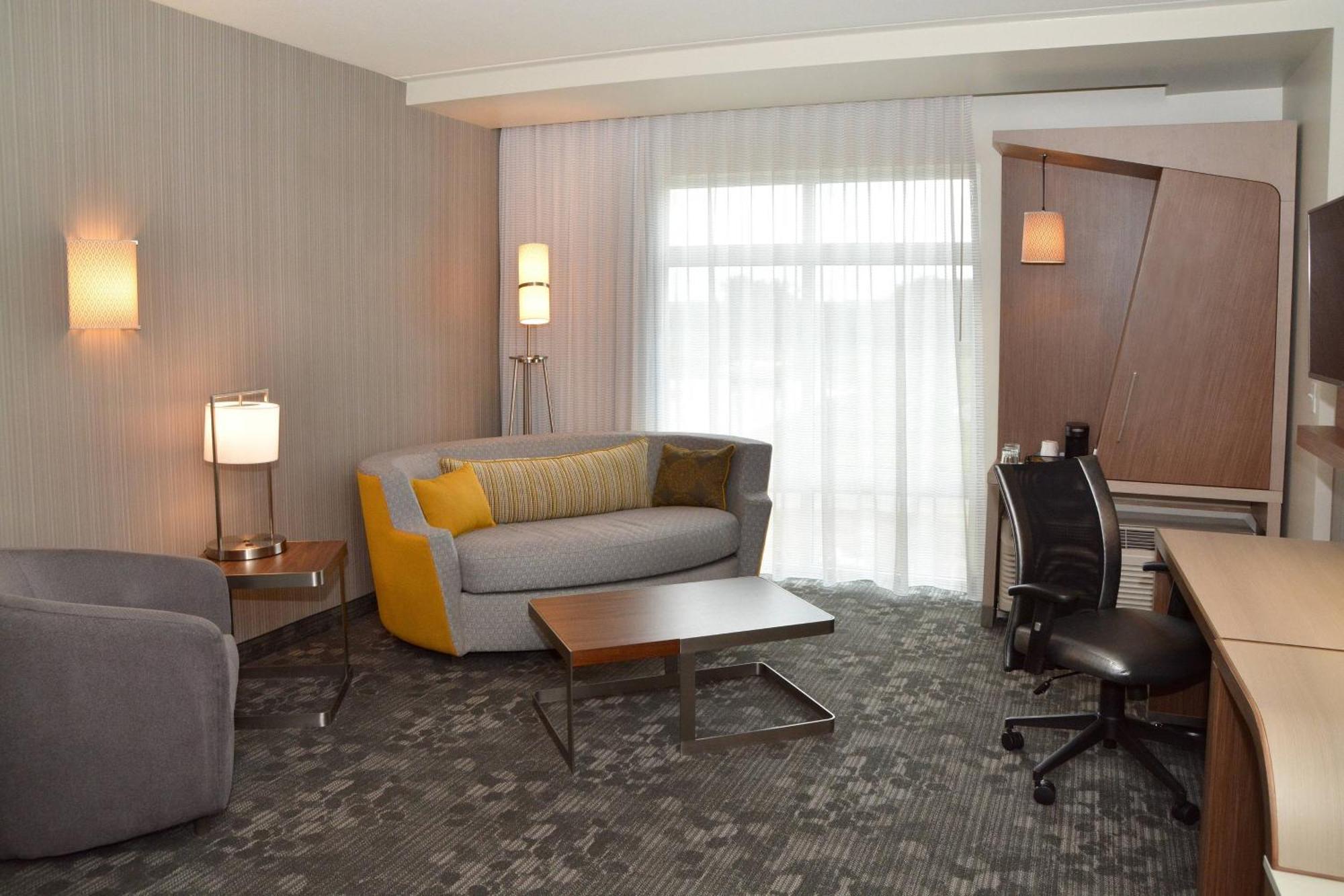 Courtyard By Marriott Youngstown Canfield Экстерьер фото